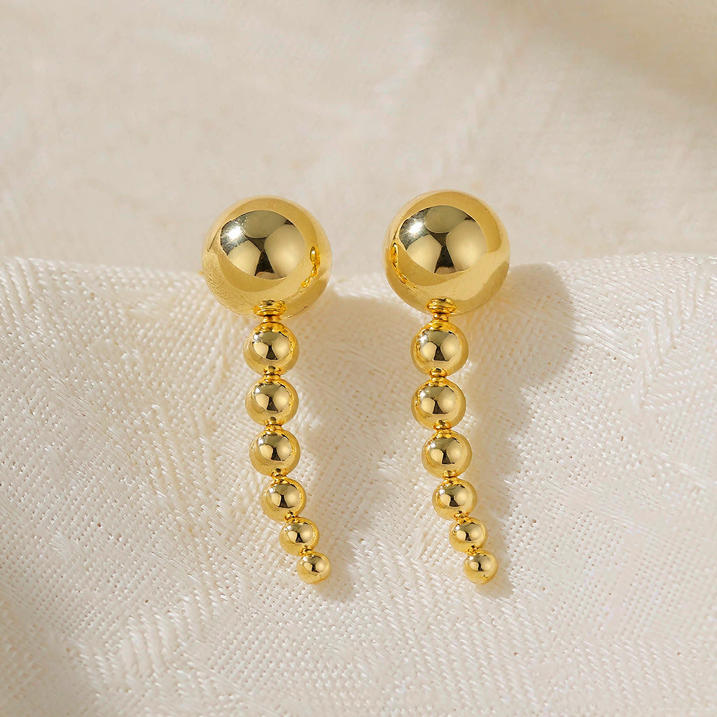 VARYNOXA Comet Drop Earrings — macro view