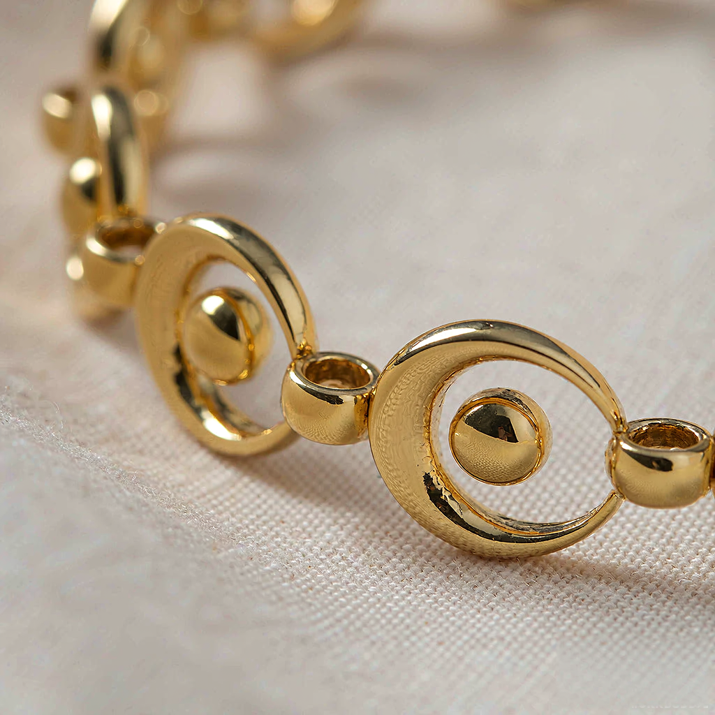 VARYNOXA Eclipse Link Bracelet — macro view