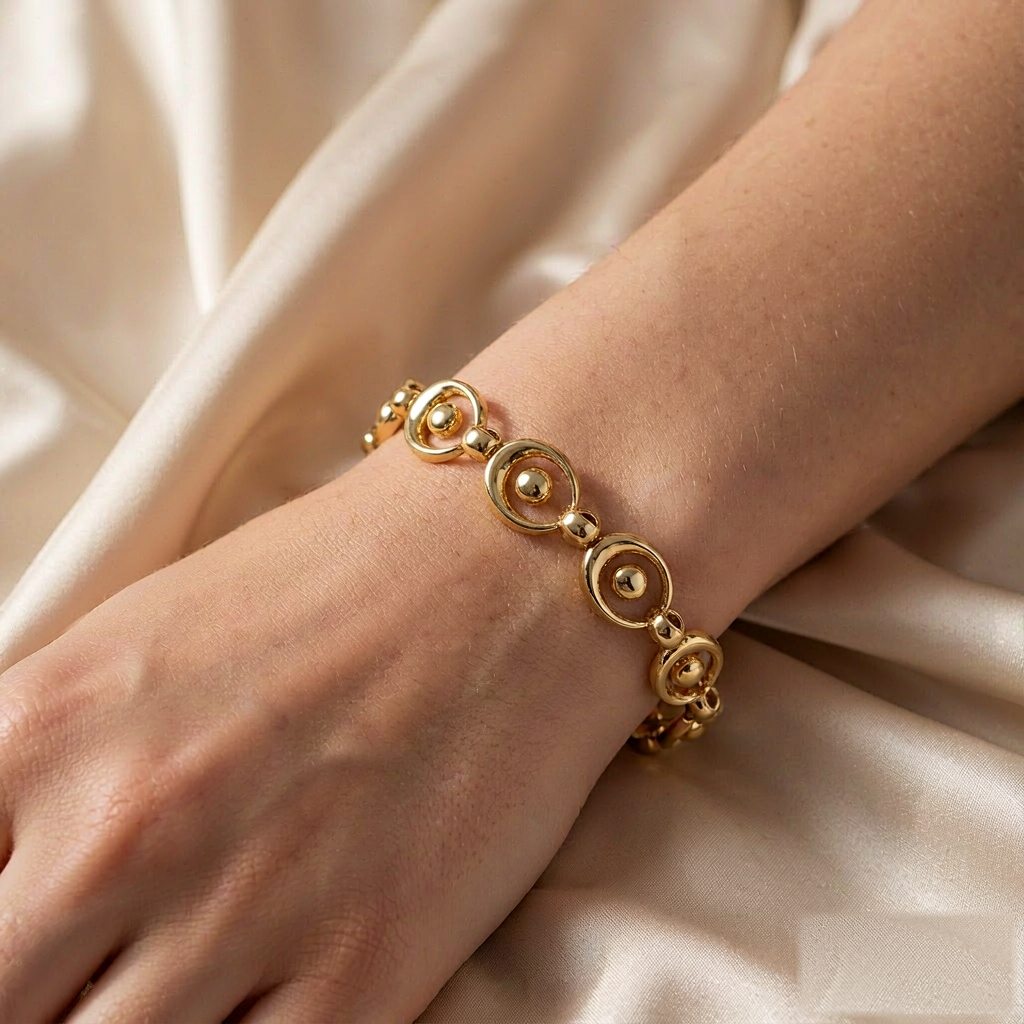 VARYNOXA Eclipse Link Bracelet — worn view