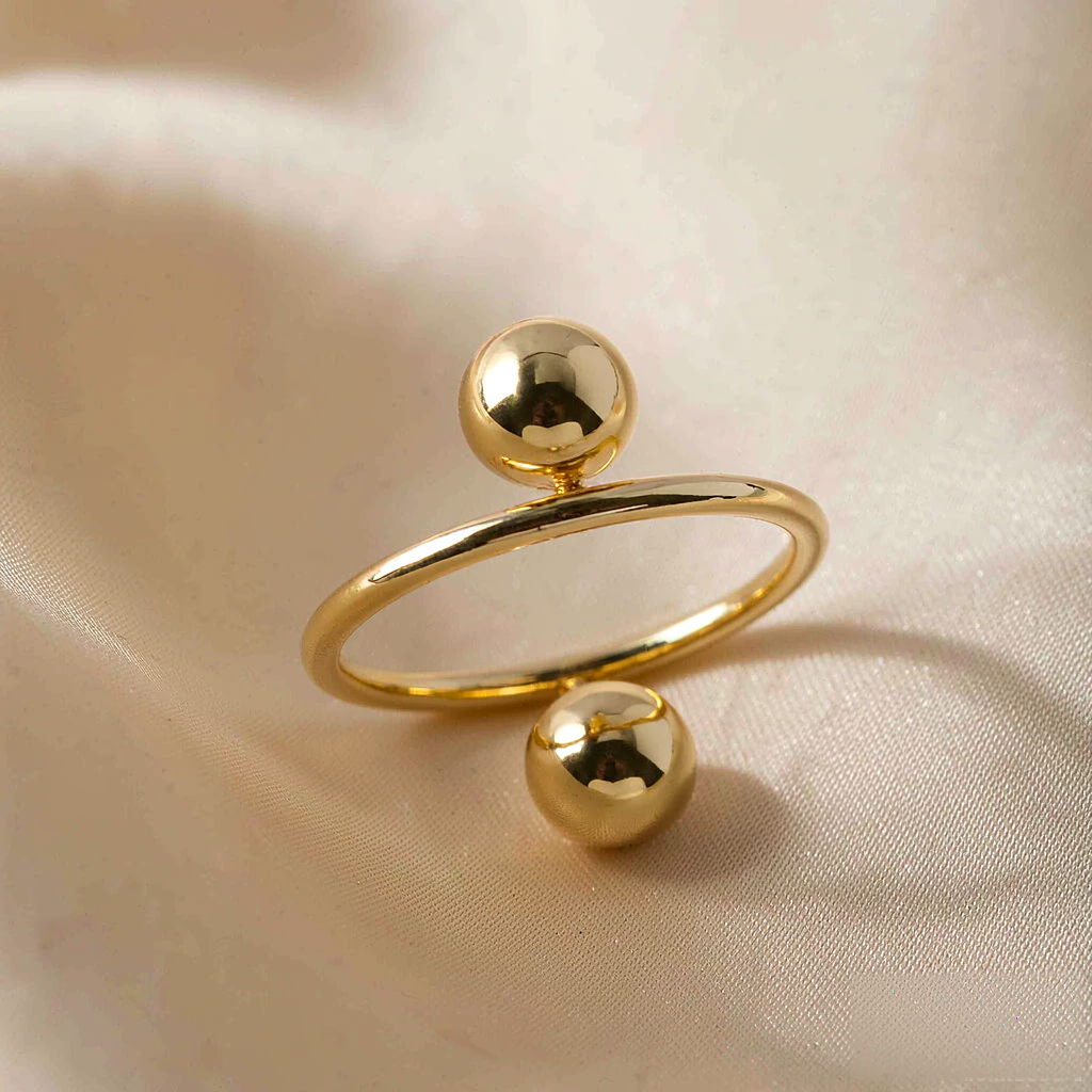 VARYNOXA Orbit Band Ring — macro view