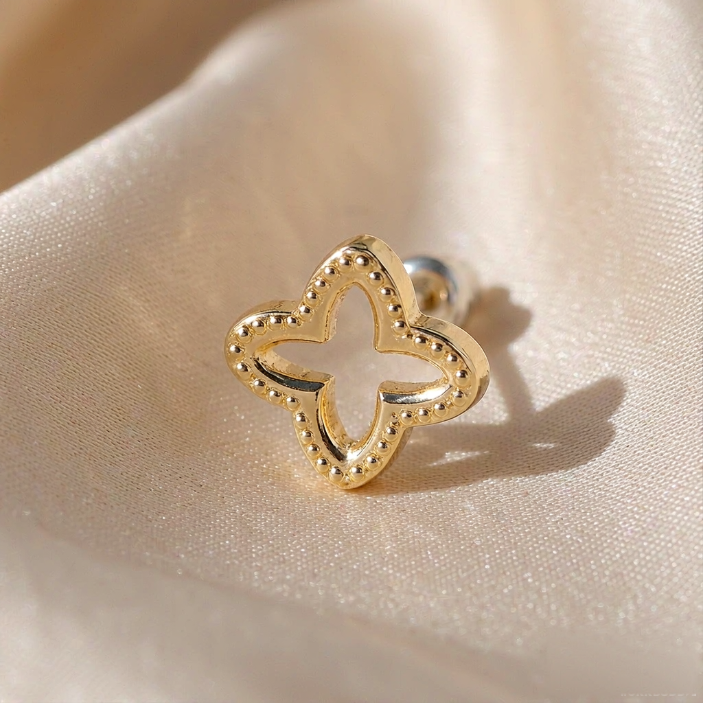 VARYNOXA Stella Star Stud Earrings — macro view